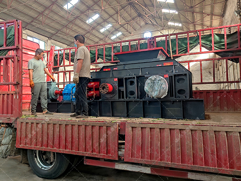 中型1000x700半自動(dòng)液壓對輥破碎機(jī)發(fā)貨 破碎石料
